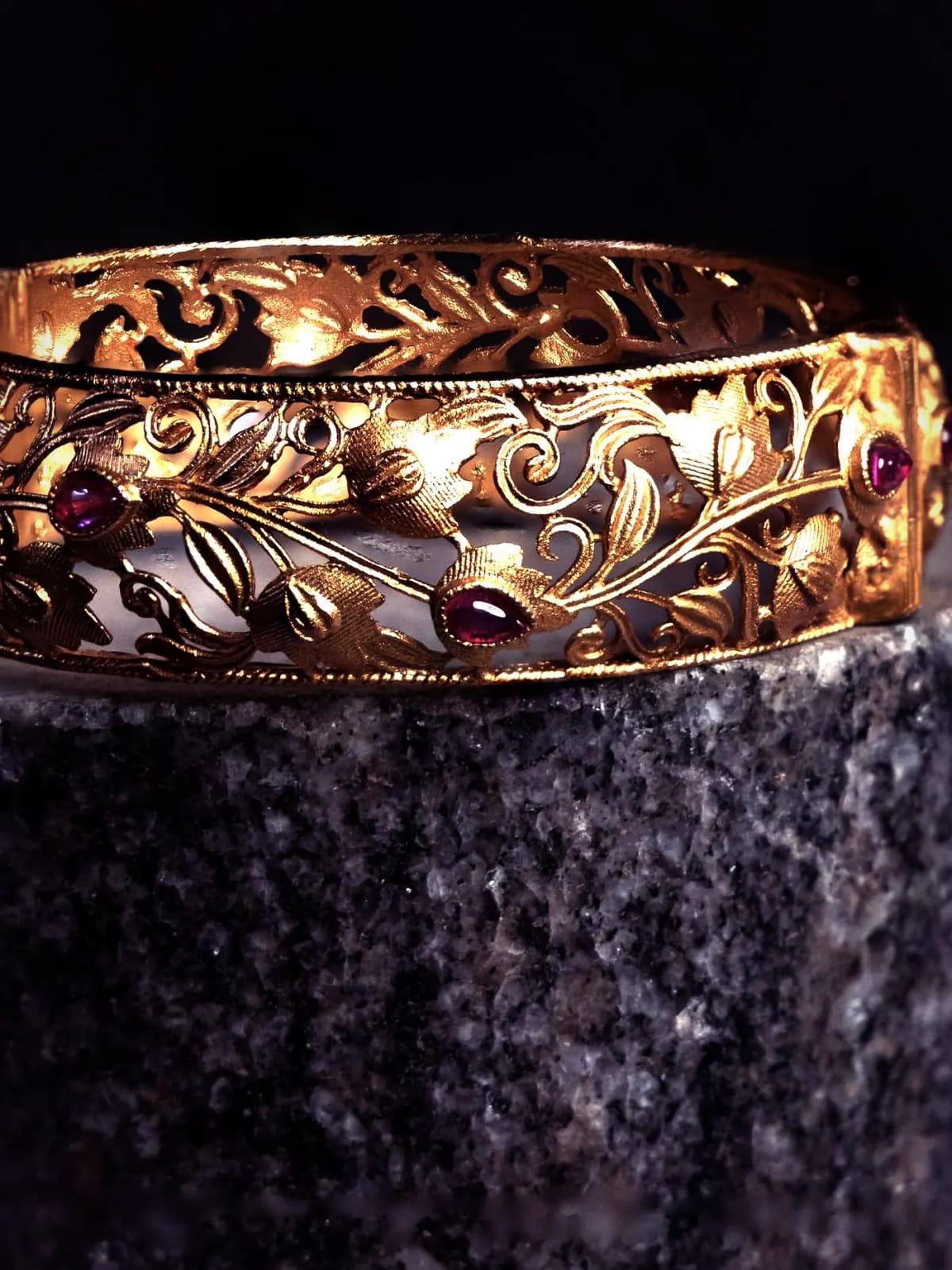 Close detail of the kundan setting