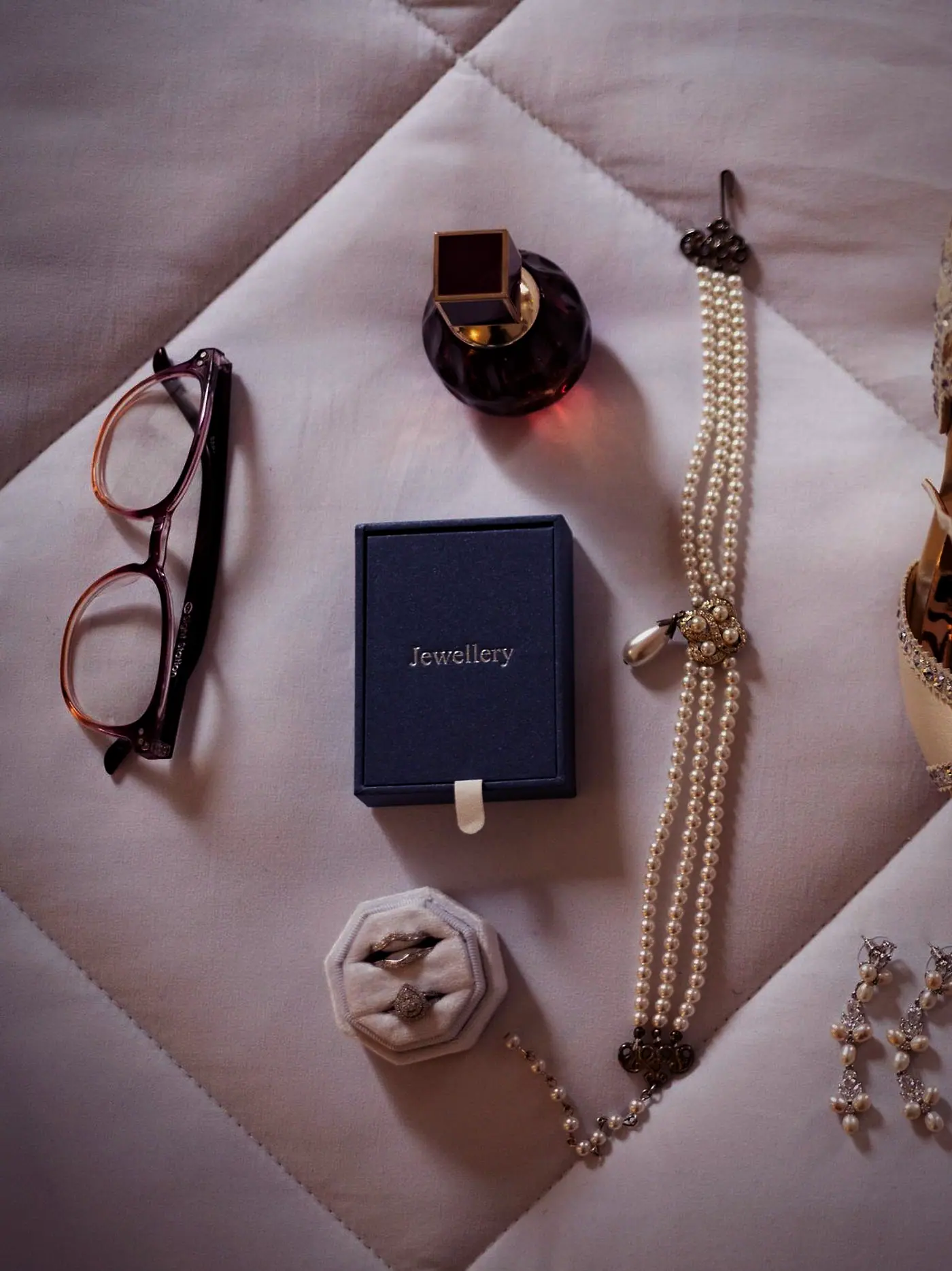 Pearl and gold strand, flat